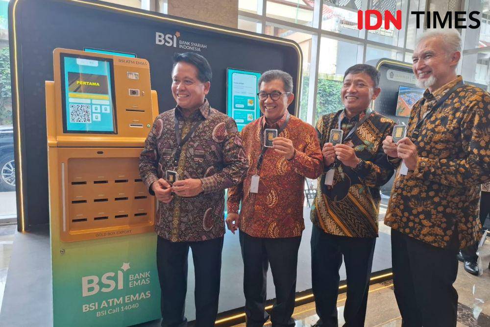 Dirut BSI, Hery Gunardi (kiri) dalam acara Peluncuran Bank Emas pada Rabu (26/2/2025). (IDN Times/Umi Kalsum)
