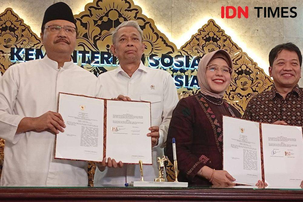 Menteri Sosial Syaifullah Yusuf lakukan MoU dengan Kepala Badan Pusat Statistik (BPS) Amalia Adininggar Widyasanti di gedung Kemensos, Rabu (26/2/2025). (IDN Times/Dini Suciatiningrum)