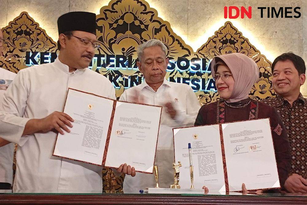 Menteri Sosial Syaifullah Yusuf lakukan MoU dengan Kepala Badan Pusat Statistik (BPS) Amalia Adininggar Widyasanti di gedung Kemensos, Rabu (26/2/2025). (IDN Times/Dini Suciatiningrum)