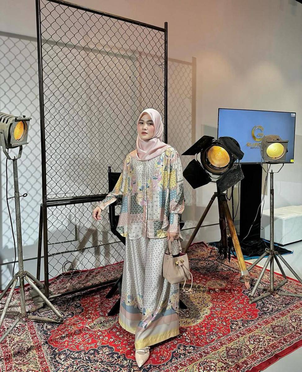 inspirasi busana muslim ala Henny Rahman