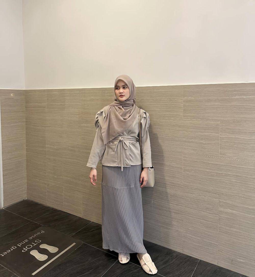 potret inspirasi busana muslim ala Henny Rahman
