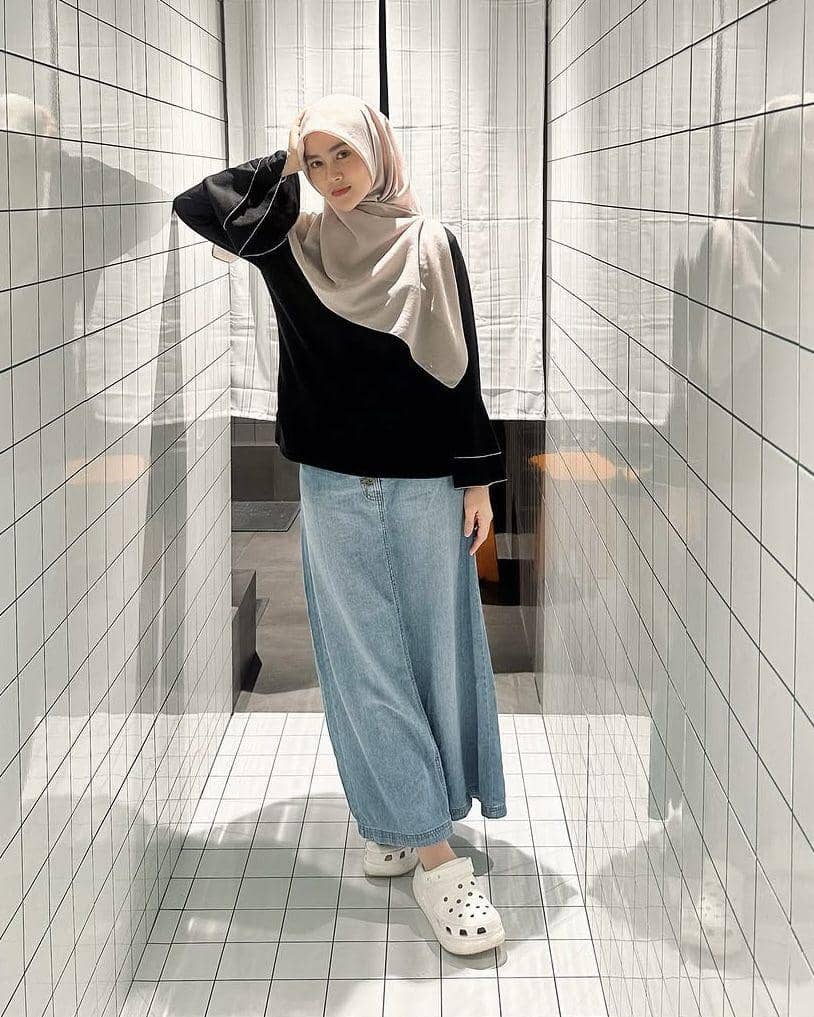 potret inspirasi busana muslim ala Henny Rahman