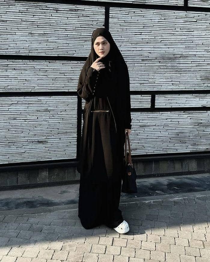 inspirasi busana muslim ala Henny Rahman