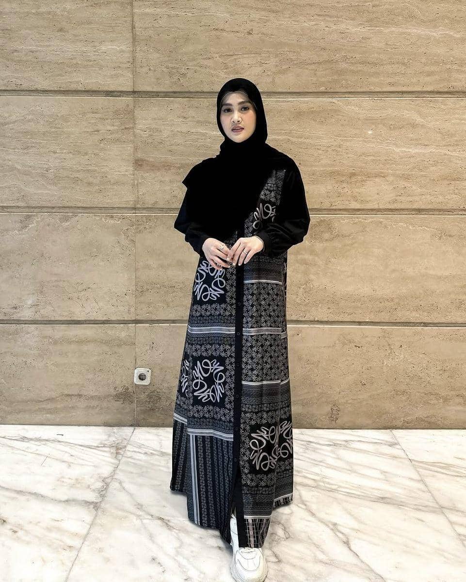 inspirasi busana ala Henny Rahman