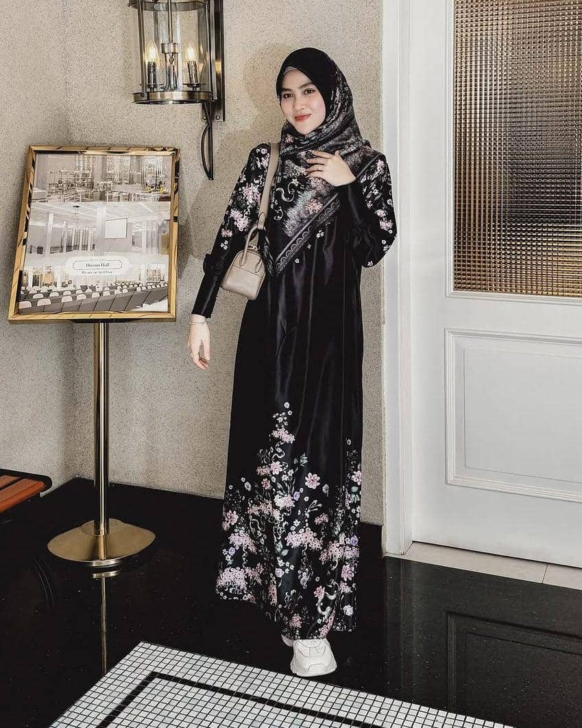 busana muslim ala Henny Rahman