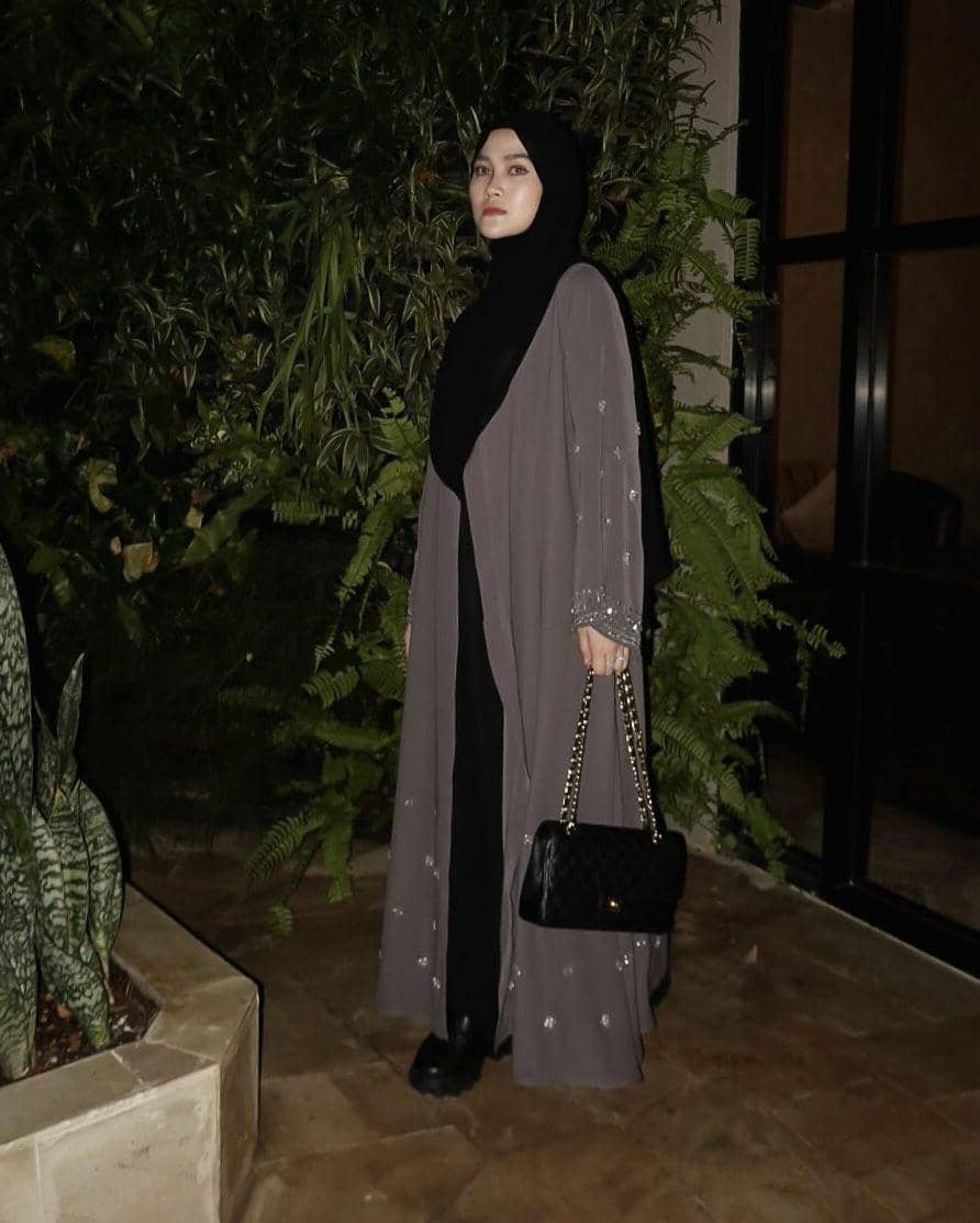 busana ala Henny Rahman