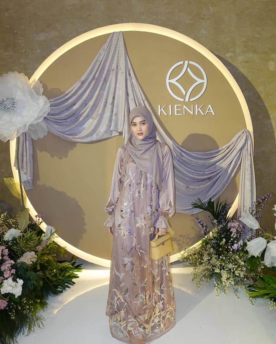 potret inspirasi busana muslim ala Henny Rahman