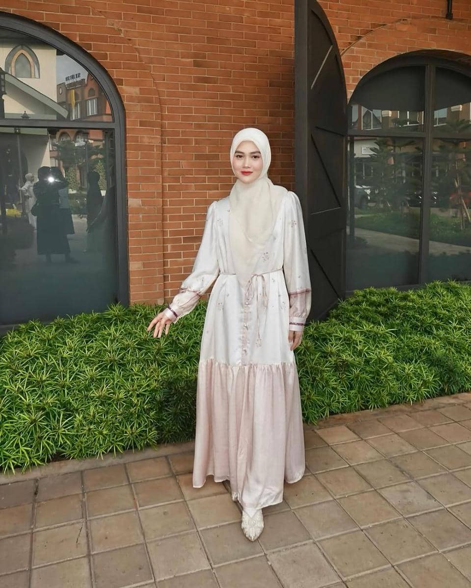 potret inspirasi busana muslim ala Henny Rahman