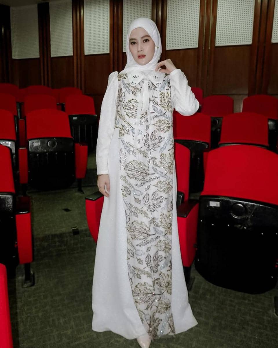 potret inspirasi busana muslim ala Henny Rahman