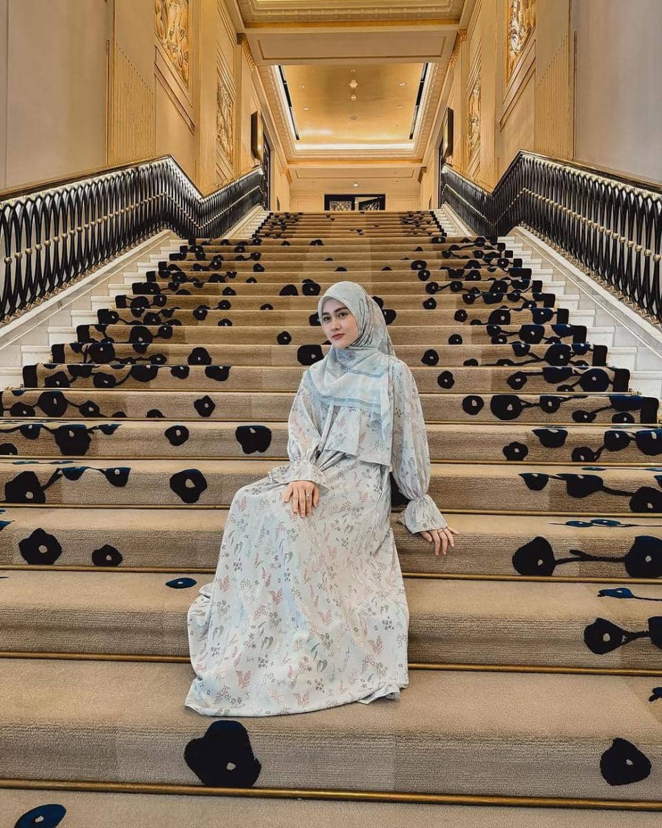 potret inspirasi busana muslim ala Henny Rahman