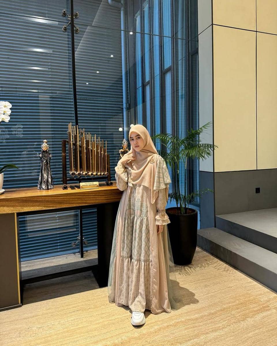 potret inspirasi busana muslim ala Henny Rahman