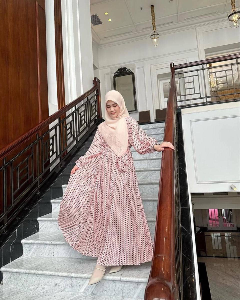 potret inspirasi busana muslim ala Henny Rahman 