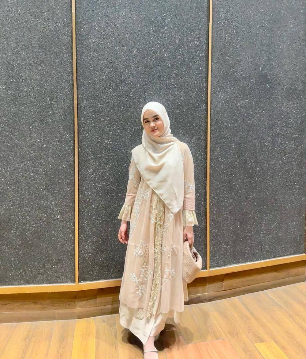 potret inspirasi busana muslim syar’i ala Henny Rahman