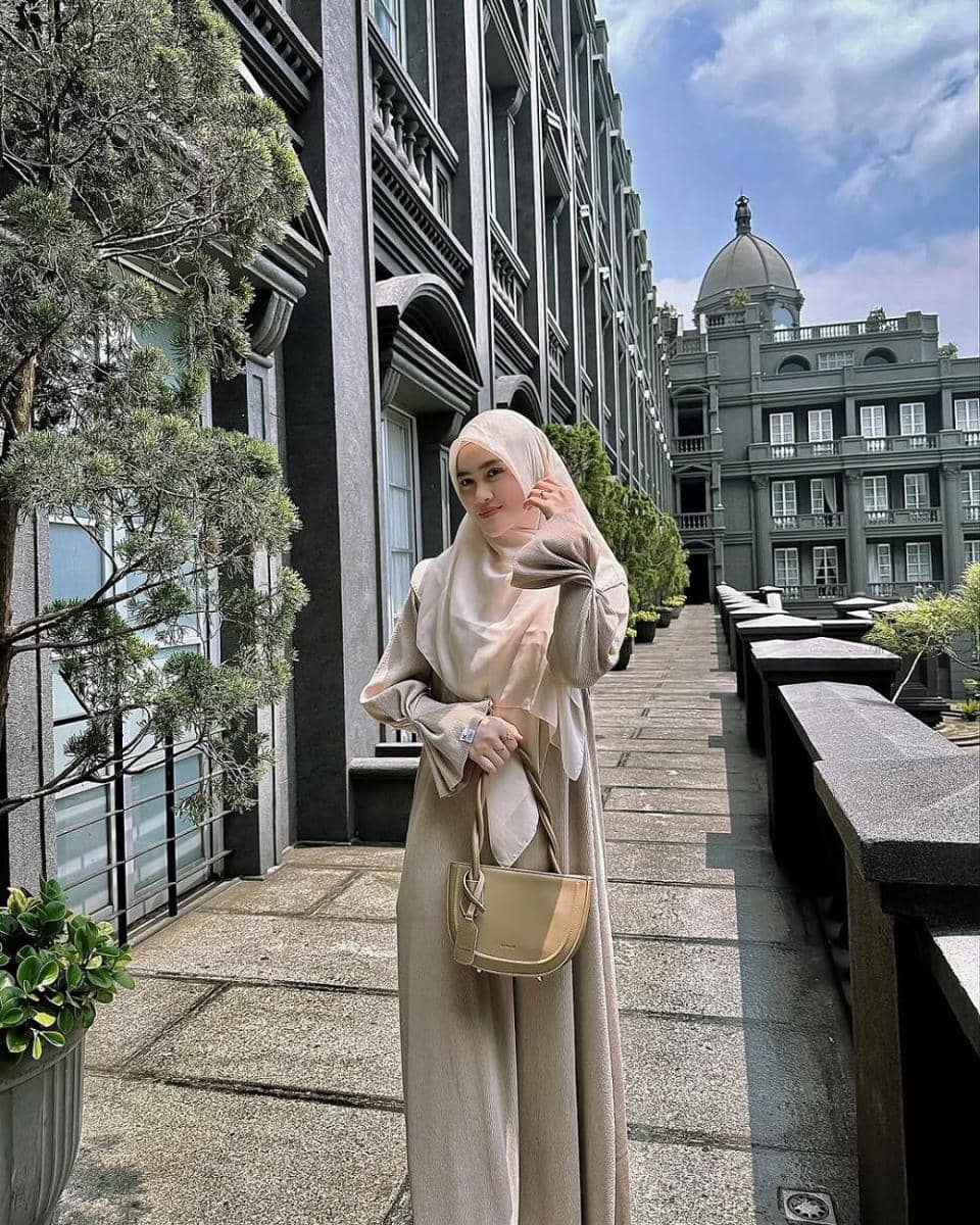 potret inspirasi busana muslim syar’i ala Henny Rahman