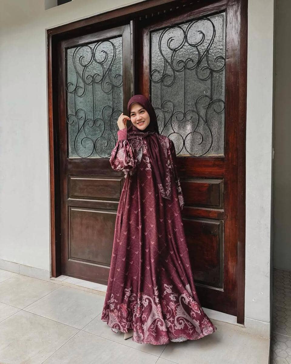 potret inspirasi busana muslim syar’i ala Henny Rahman