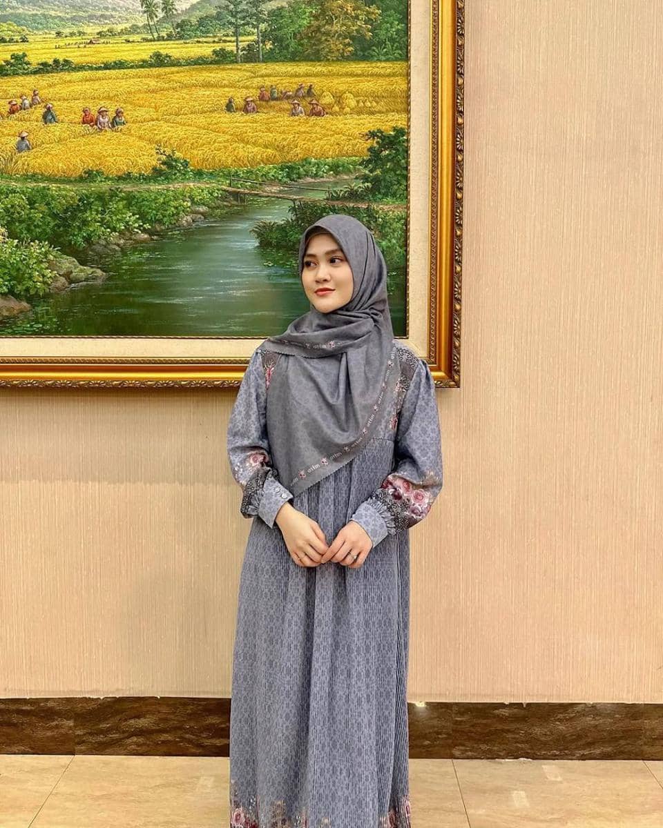 potret inspirasi busana muslim syar’i ala Henny Rahman
