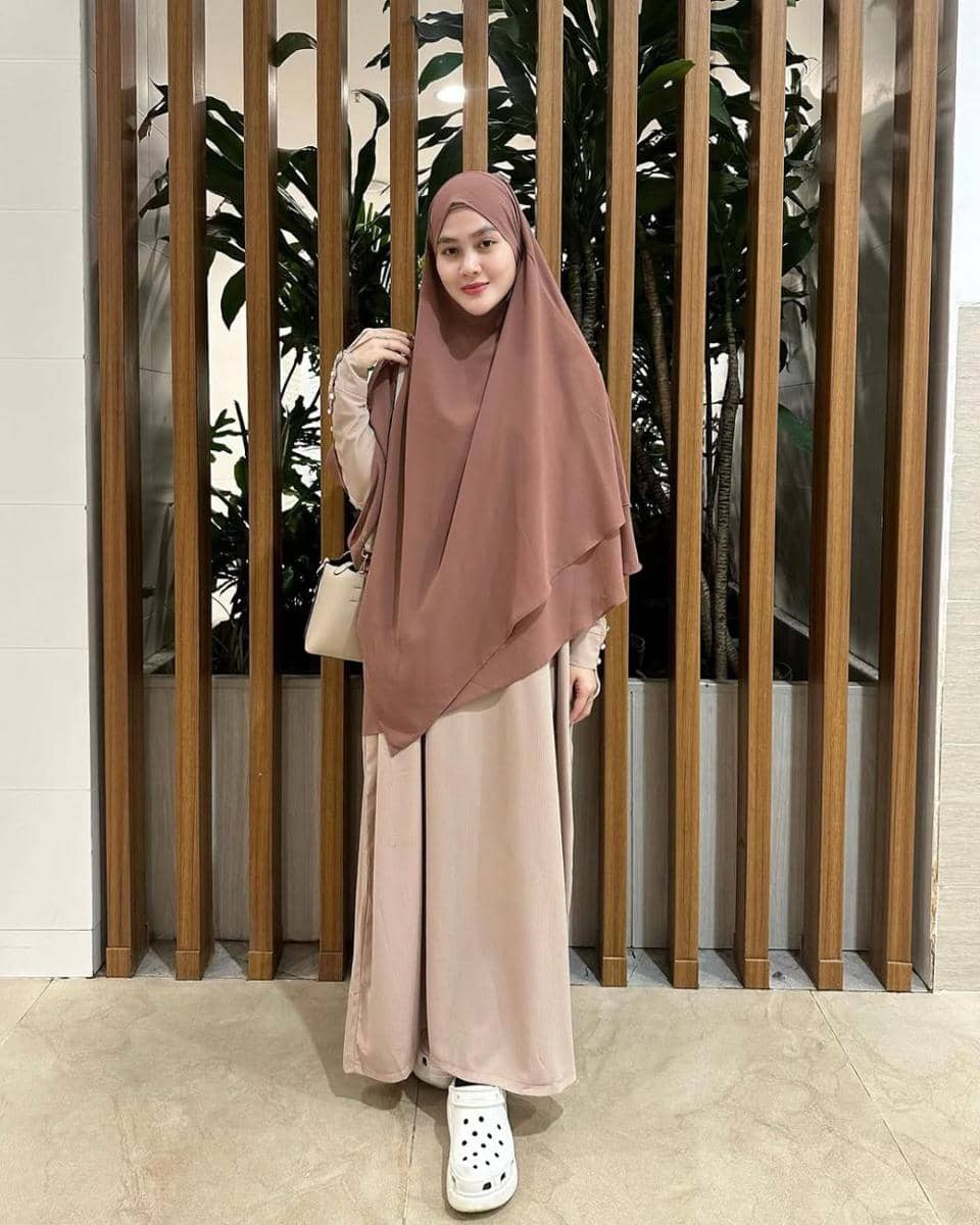 potret inspirasi busana muslim syar’i ala Henny Rahman