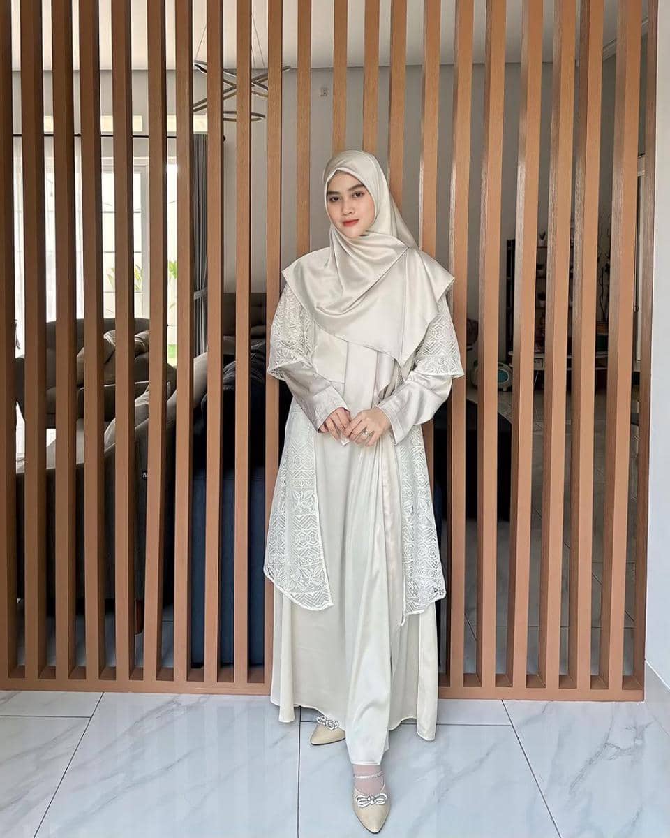 potret inspirasi busana muslim syar’i ala Henny Rahman