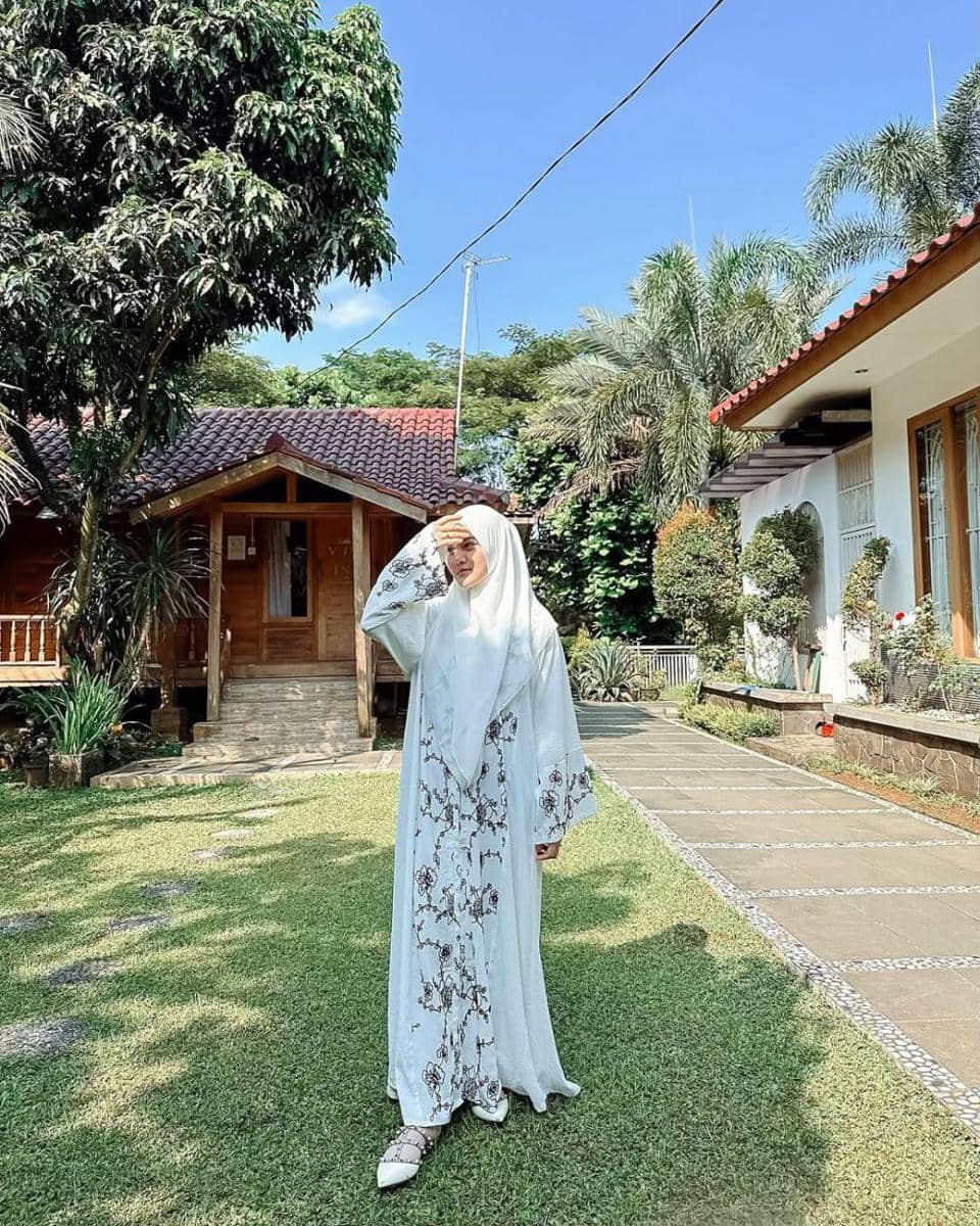 potret inspirasi busana muslim syar’i ala Henny Rahman