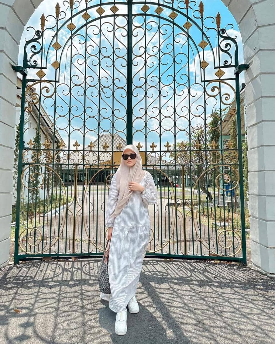 potret inspirasi busana muslim syar’i ala Henny Rahman
