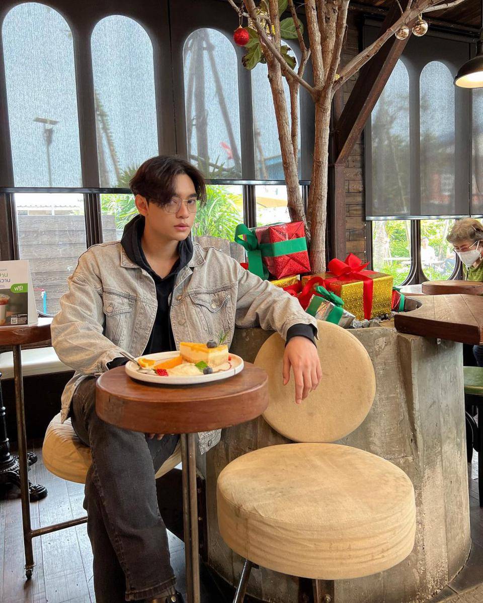 styling atasan denim ala Kaownah Kittipat (instagram.com/kaownah)