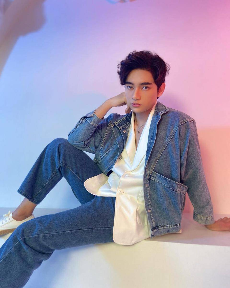 styling atasan denim ala Kaownah Kittipat (Instagram.com/kaownah)
