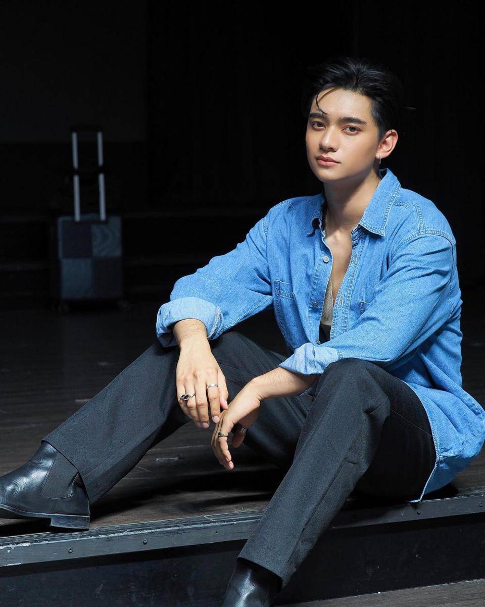 styling atasan denim ala Kaownah Kittipat (instagram.com/kaownah)