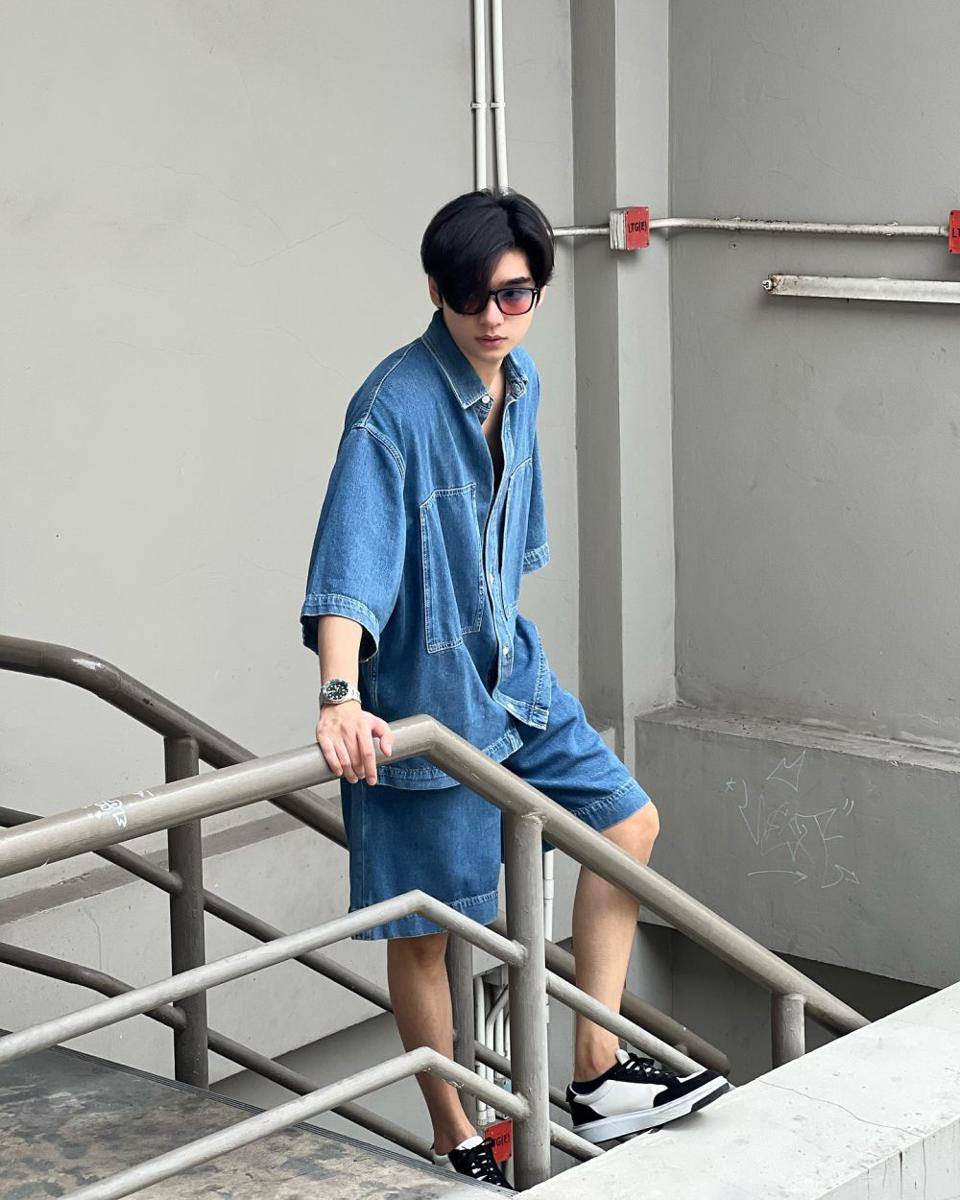 styling atasan denim ala Kaownah Kittipat (instagram.com/Kaownah)