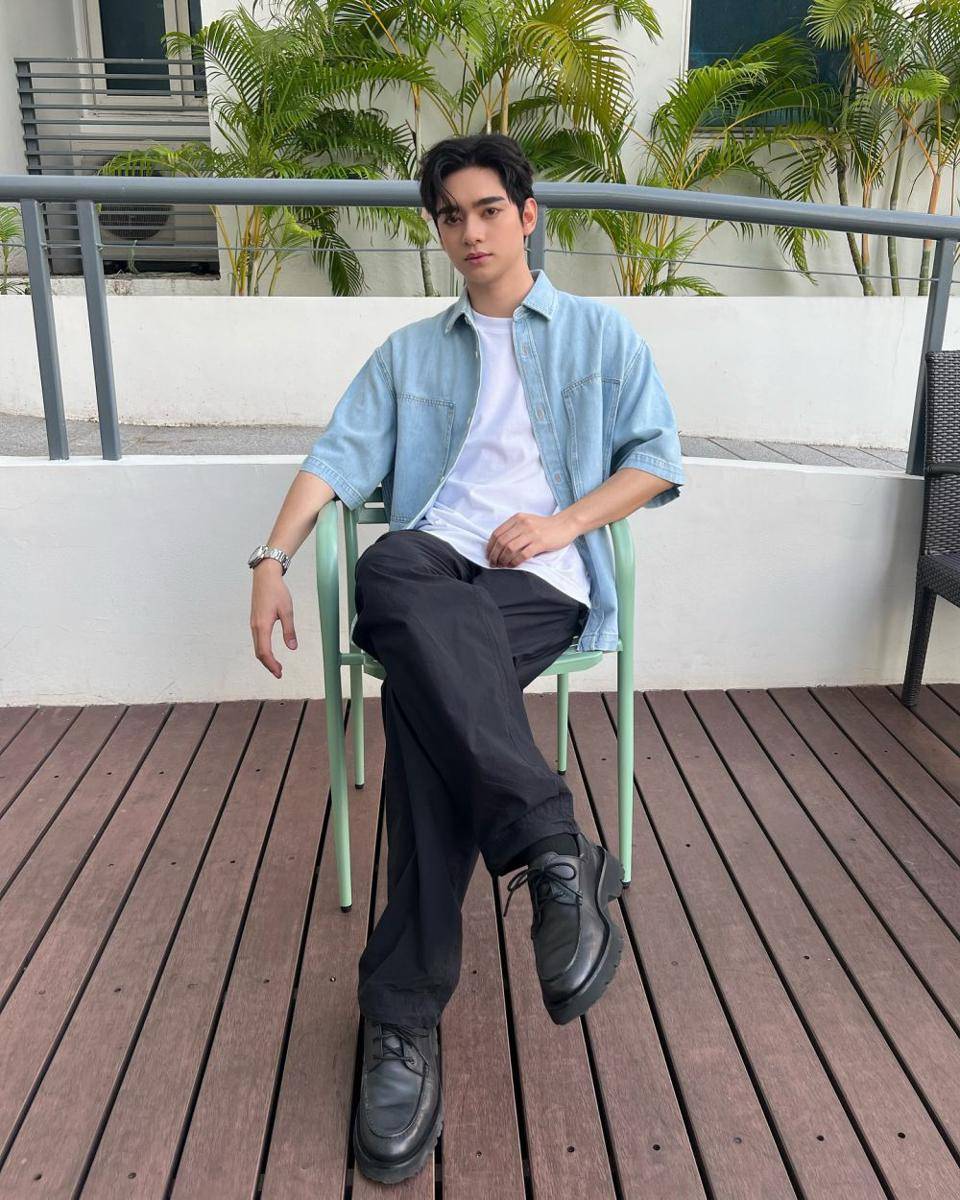 styling atasan denim ala Kaownah Kittipat (instagram.com/Kaownah)
