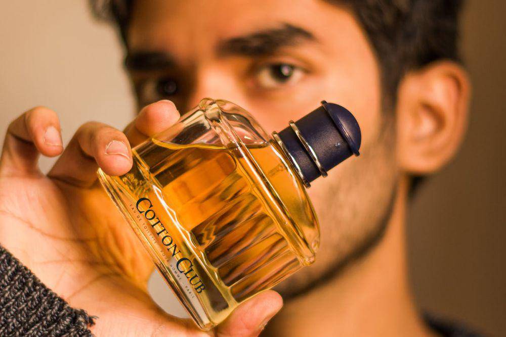 ilustrasi cowok memakai parfum (pexels.com/DEBRAJ ROY)