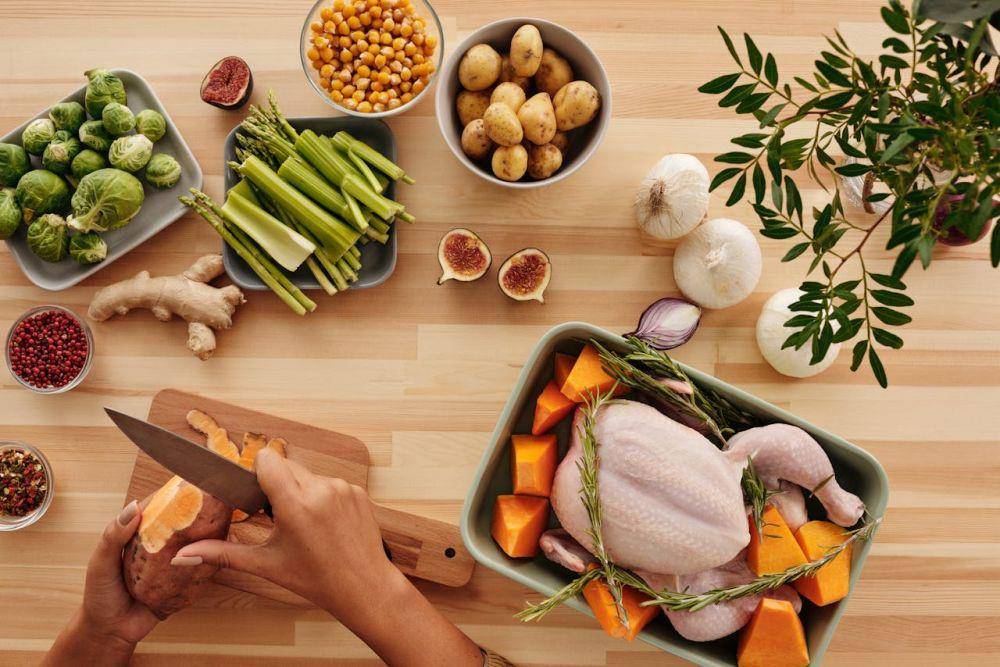 ilustrasi mengolah daging ayam (pexels.com/Vanessa Loring)