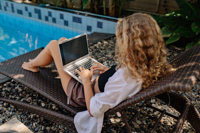 ilustrasi sedang main laptop (pexels.com/Yan Krukau)