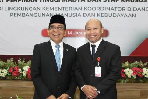 Deputi Bidang Koordinasi Penguatan dan Jati Diri Bangsa Kemenko PMK Warsito berfoto bersama dengan Menko PMK Pratikno seusai pelantikan pejabat di Kantor Kemenko PMK, Jakarta, Selasa (14/1/2025). ANTARA/HO-Kemenko PMK