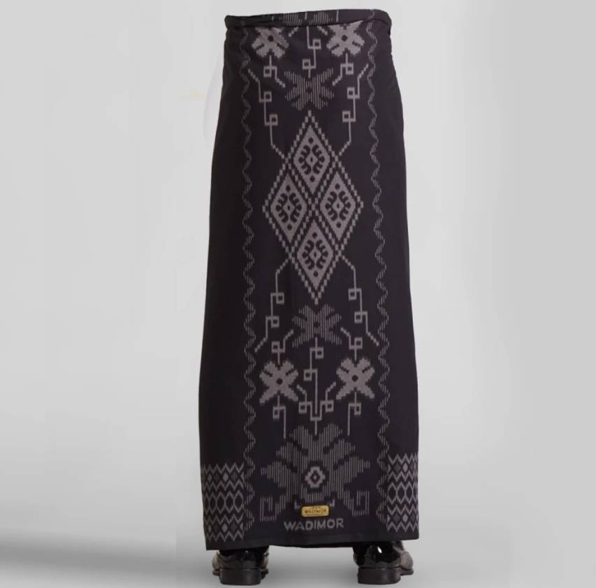 Wadimor Tenun Bali 555 Hitam (shopee.co.id/Sarung Wadimor Official Shop)