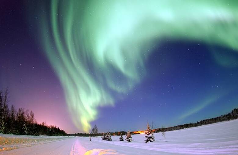 ilustrasi Aurora Borealis (commons.wikimedia.org/United States Air Force photo by Senior Airman Joshua Strang)