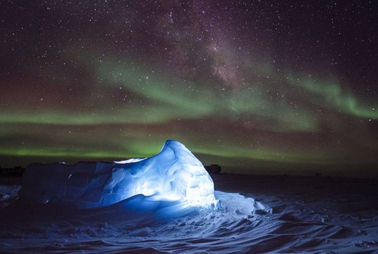 ilustrasi Aurora Borealis (commons.wikimedia.org/Ross Burgener)