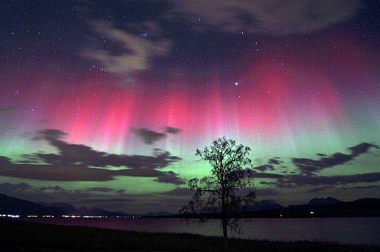 ilustrasi Aurora Borealis (commons.wikimedia.org/Arctic light - Frank Olsen)