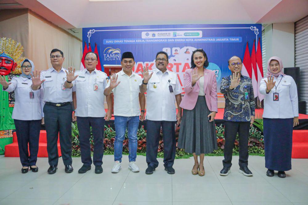 Wagub DKI Jakarta Rano Karno membuka kegiatan Job Fair Wilayah Jakarta Timur Gelombang I di Tamini Square pada Rabu (26/2/2025). (dok. Humas Pemprov DKI Jakarta)