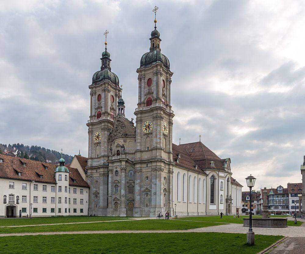 di tempat Katedral St. Gallen, Swiss berdiri awalnya adalah sebuah kompleks bangunan biara rahib Katolik Benediktin bersejarah dari abad ke-7 M (commons.wikimedia.org/JoachimKohlerBremen)