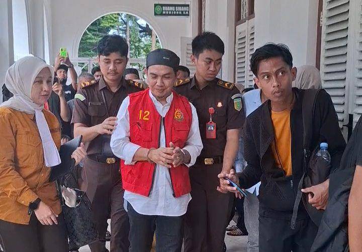 Terdakwa kasus skincare merkuri Mustadir Dg Sila di PN Makassar, Rabu (26/2/2025) / (IDN : Darsil Yahya)