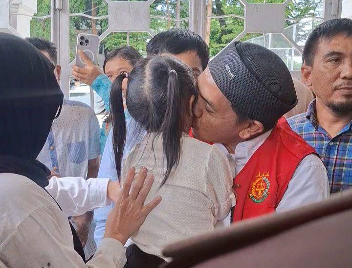 Fenny Frans, terdakwa Mustadir Dg Sila dan anaknya bertemu usai sidang di PN Makassar, Rabu (26/2/2025) / (IDN : Darsil Yahya)