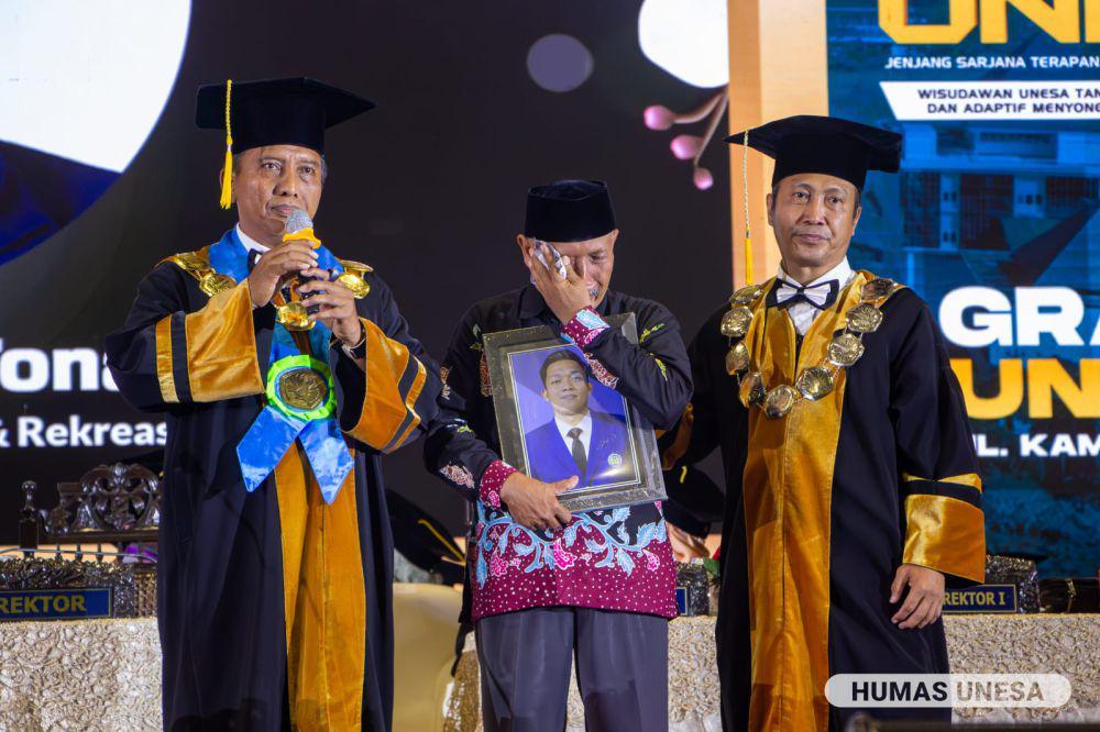 Haru, Eko Wakili Wisuda Almarhum Anaknya di Unesa