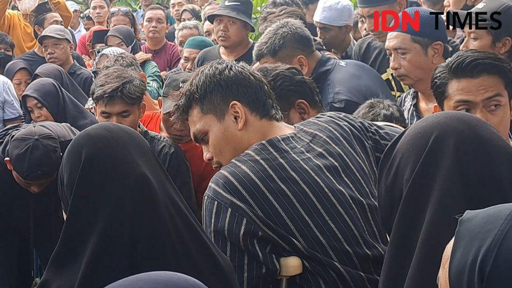 Azan dan Iqomah Rachmat Irianto Iringi Pemakaman Bejo Sugiantoro