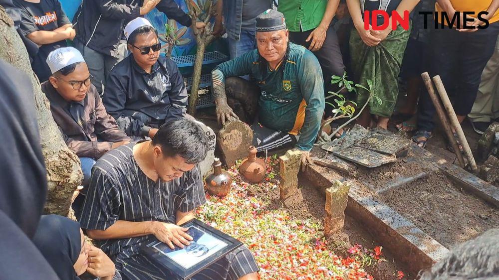 Rachmat Irianto Duduk di Samping Makam Ayahnya, Tanpa Kata