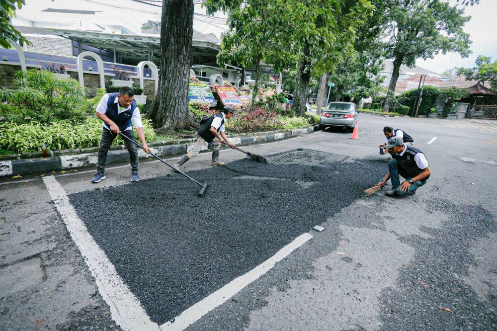 Temukan Jalan Berlubang? Warga Bandung Bisa Lapor ke Nomor Ini