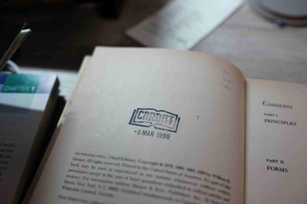 ilustrasi buku (unsplash.com/Xiaoxia Xu)