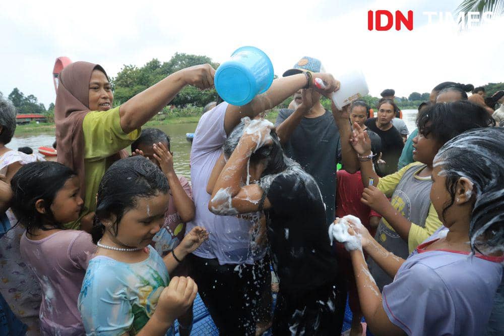 Sambut Ramadan, Warga Kota Tangerang Lakukan Tradisi Keramas Bareng