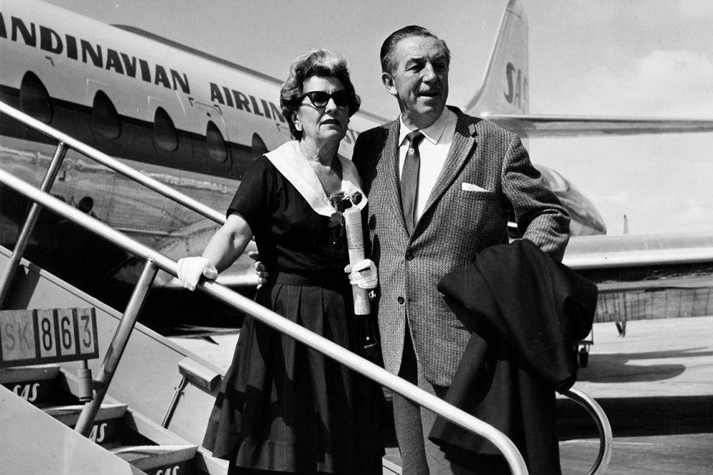 Walt Disney dan istrinya saat berangkat dari Bandara Kastrup CPH, Kopenhagen dengan SAS ke Wina. (commons.wikimedia.org/SAS Scandinavian Airlines)