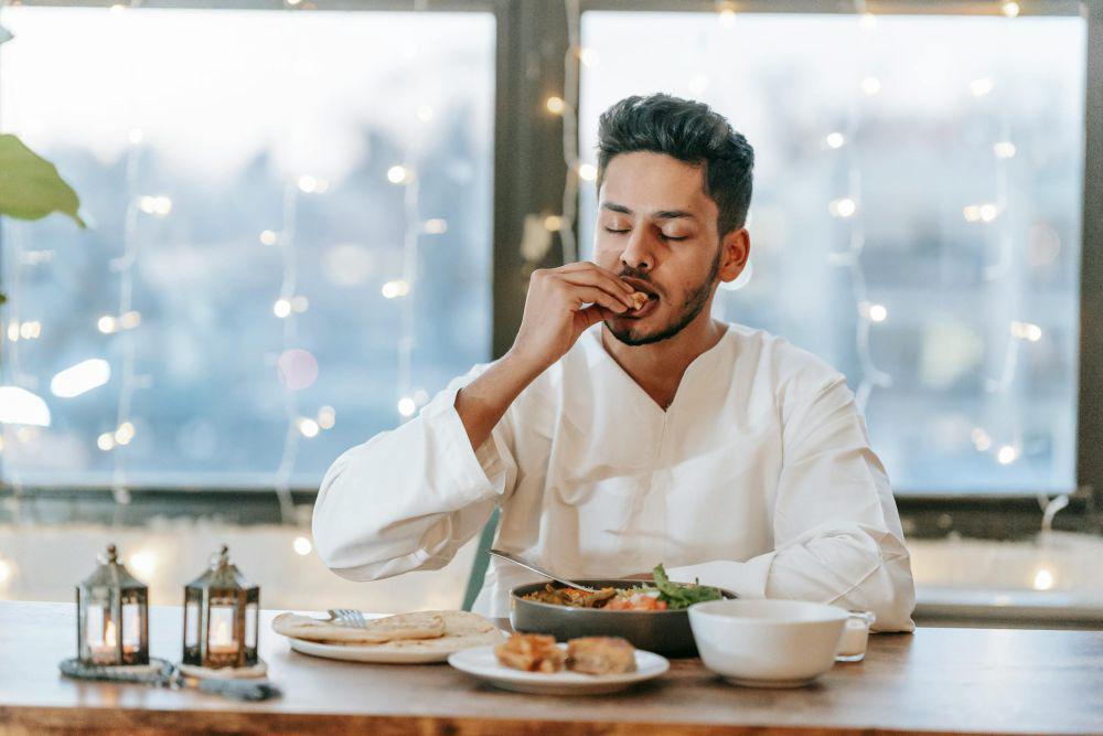 5 Trik Makan di Bulan Ramadan biar Gak Kalap Pas Buka