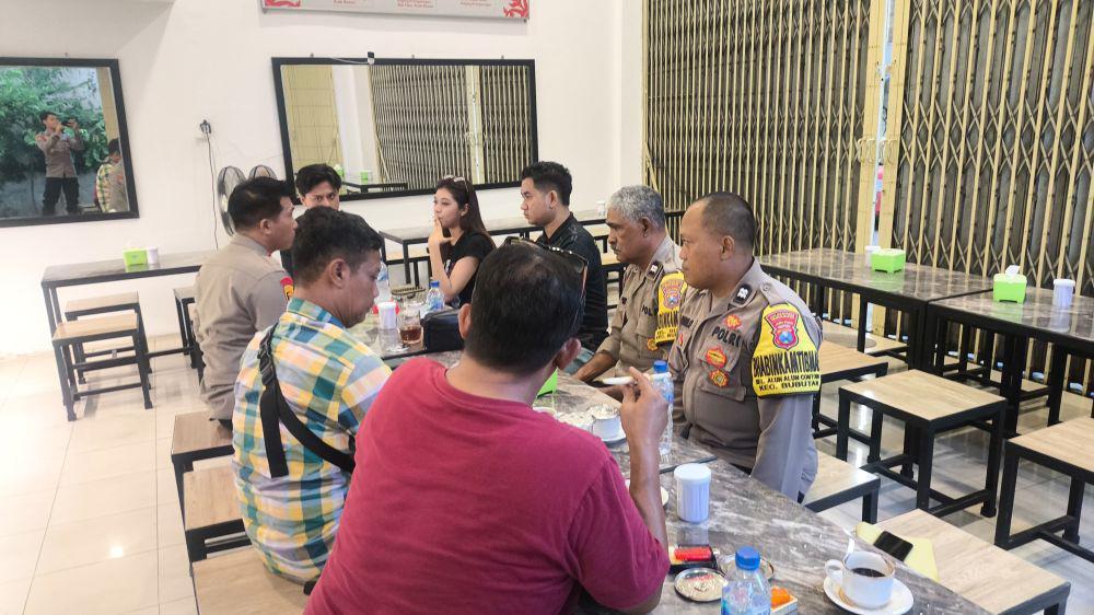 Polisi Pukul Mahasiswa Aksi Indonesia Gelap di Surabaya Berakhir Damai